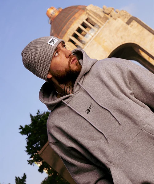 Fotografía de campaña de Reebok en CDMX por ZerezoFilms: hombre con gorro y sudadera gris frente al Monumento a la Revolución